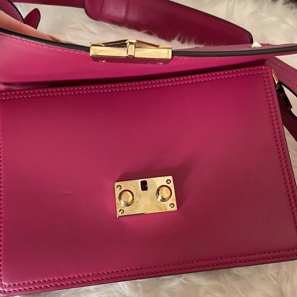 100% AUTHENTIC VALENTINO ROCKSTUD CROSSBODY BAG IN LEATHER FUSHIA. - Picture 6 of 8